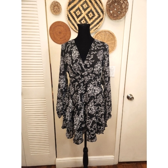 LAST ONE! Black And White V-Neck Mini Dress With Long Sleeves - Picture 3 of 7